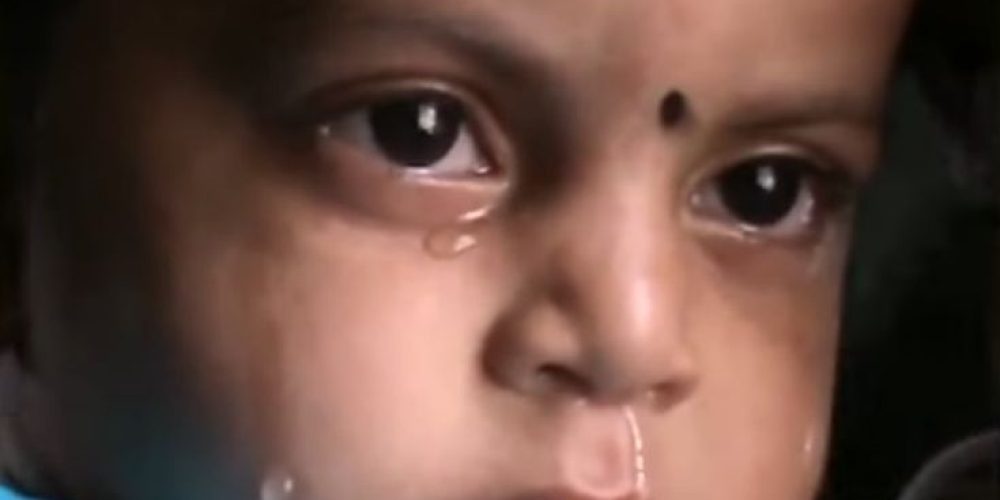 Συγκλονίζει το βίντεο με το μωρό που θηλάζει τη νεκρή μητέρα του