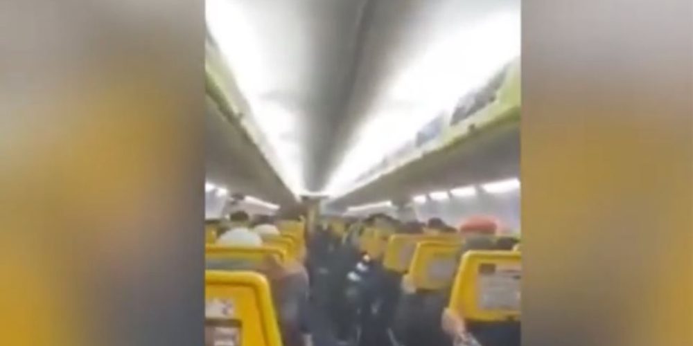Πτήση τρόμου της Ryanair – Προσευχές και κλάματα ενώ το αεροπλάνο κλυδωνίζεται (video)
