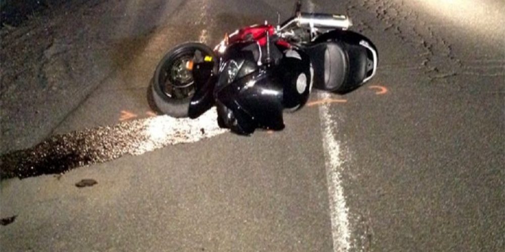 Μοτοσικλέτα συγκρούστηκε με αυτοκίνητο στην Παπανδρέου! Στο νοσοκομείο ο οδηγός της μηχανής…