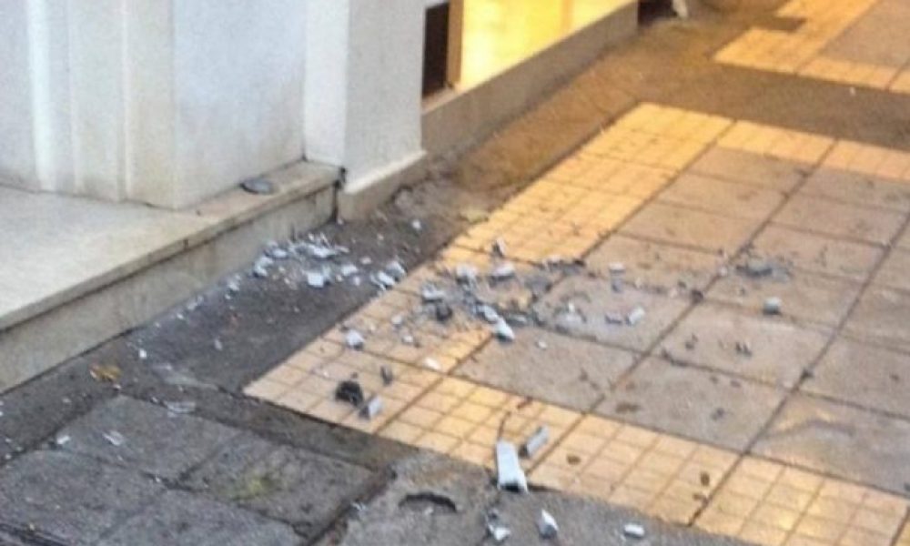 Κρήτη: Κατέρρευσε μπαλκόνι ξυστά από το κεφάλι περαστικής (Photo)