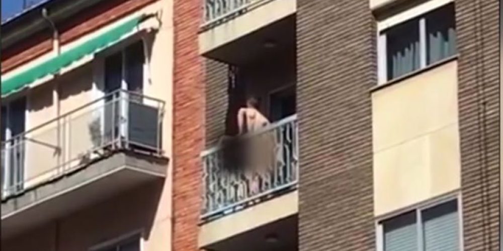 Ασυγκράτητο ζευγάρι έγινε τσακωτό να κάνει σεξ στο μπαλκόνι και το βίντεο έγινε viral