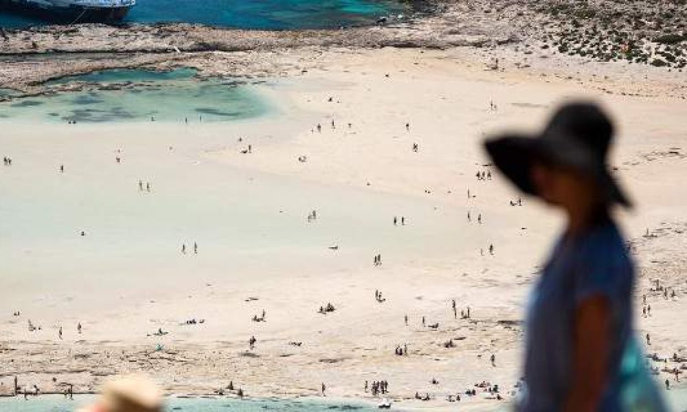 Χανιά: Πώς εξηγείται η ροζ άμμος σε Μπάλο και Ελαφονήσι Οι 2 παραλίες που έχουν τρελάνει όλο τον κόσμο
