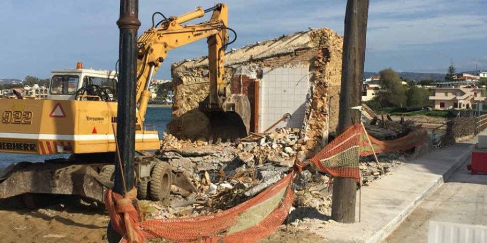 Χανιά: Κατεδαφίστηκε το εστιατόριο Σαλαβαντές από ώρα σε ώρα κατεδαφίζεται και το bamboo