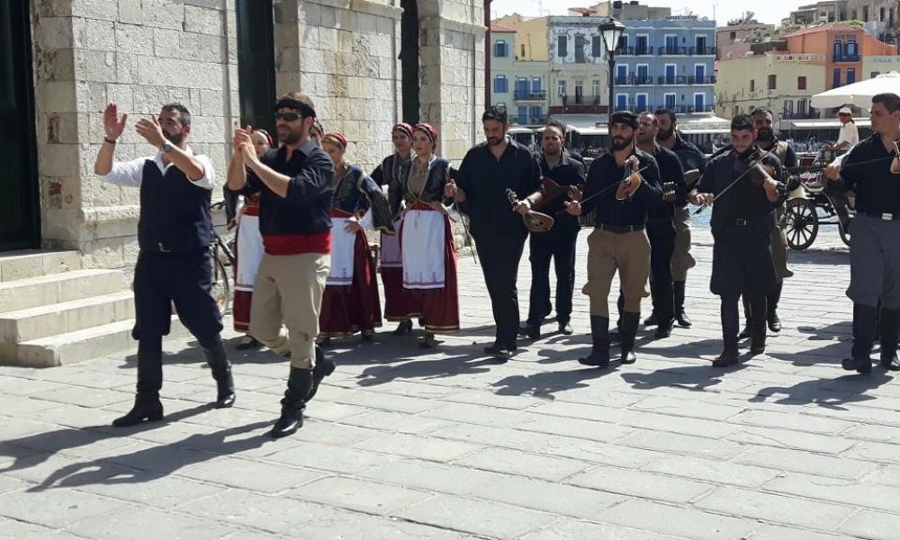 Χανιά: Το Μπρούσκο χορεύει Κρητικά στο παλιό λιμάνι και ξεσηκώνει όλη την πόλη