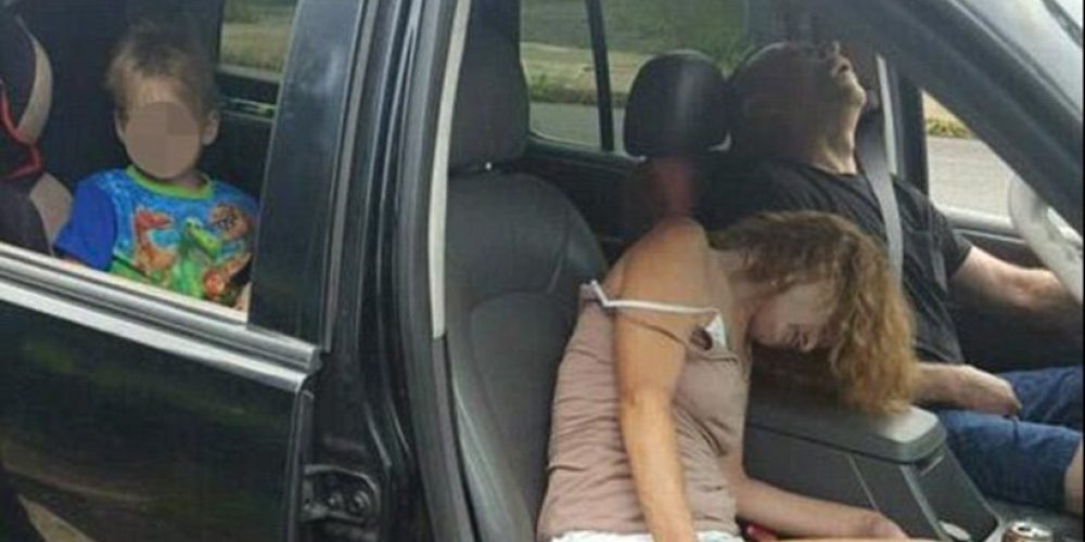 Φωτογραφίες-σοκ: Οδηγούσαν υπό την επήρεια ηρωίνης με τον τετράχρονο γιο τους στο αμάξι