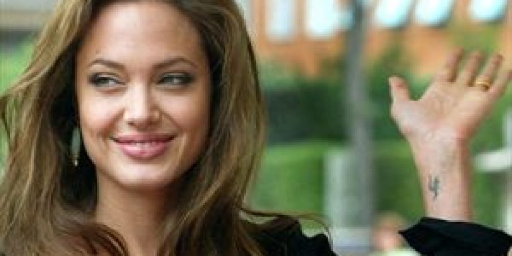 Η Angelina Jolie θα ανοίξει γραφείο τελετών