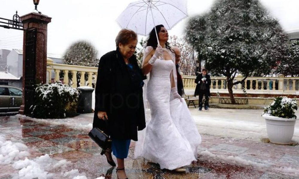 Χανιά: Η ατρόμητη νύφη του χιονιά (φωτο)
