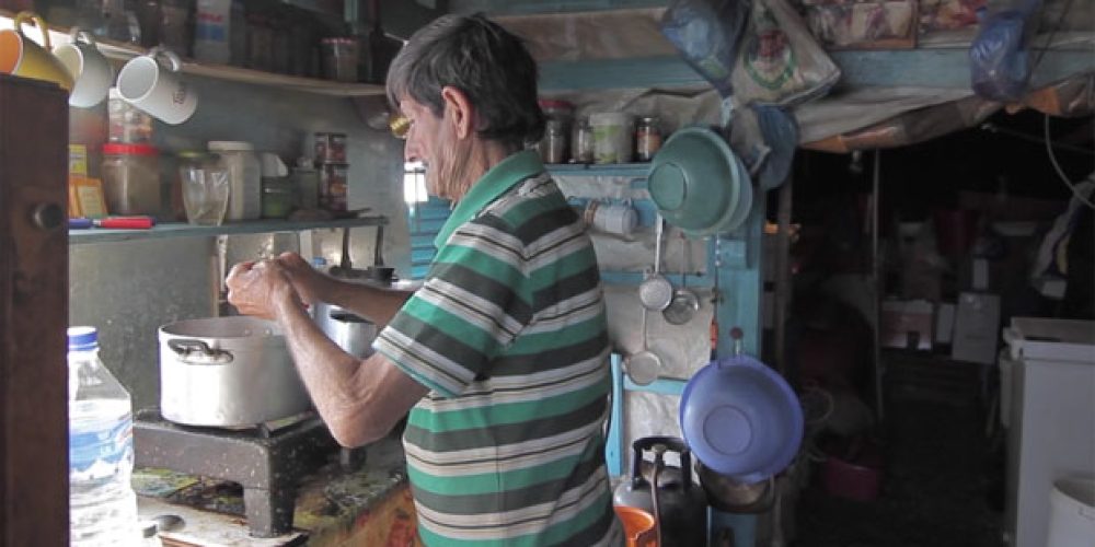 Κρητικός έζησε 40 χρόνια σε νησάκι της Κρήτης και έγινε ντοκιμαντέρ λίγο πριν πεθάνει (video)