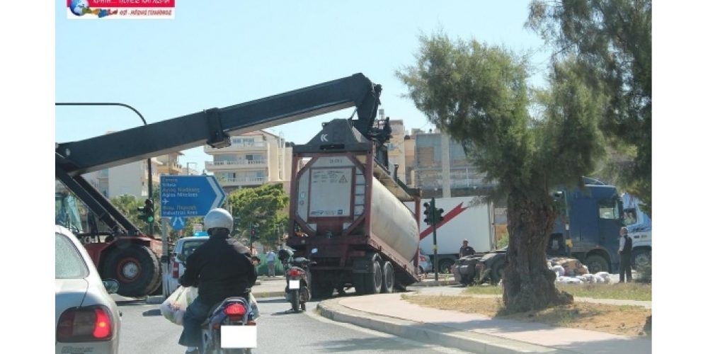 Κρήτη:Το ρυμουλκούμενο της νταλίκας … έπεσε στο δρόμο (φώτο)!