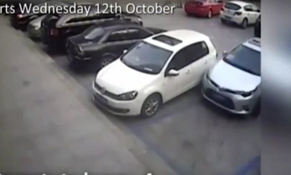 Απίστευτο βίντεο: Χτύπησε 15 φορές το αυτοκίνητο που ήταν δίπλα του για να ξεπαρκάρει