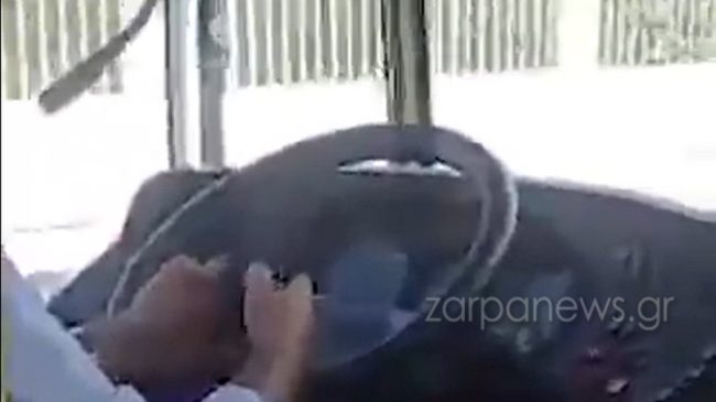 Χανιά: Οδηγός του Αστικού ΚΤΕΛ Χανίων παίζει με το κινητό την ώρα που εκτελεί δρομολόγιο (video)