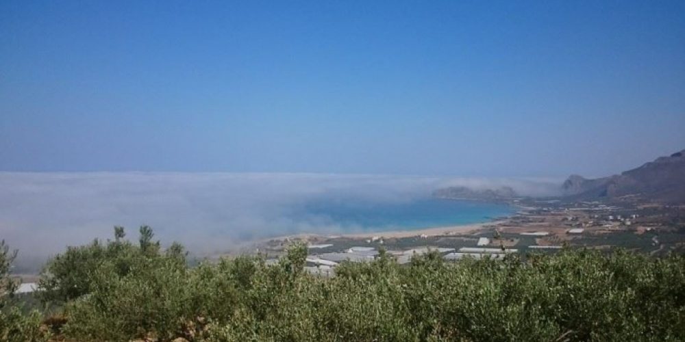 Η παραλία στα Φαλάσαρνα σκεπάστηκε από ομίχλη (φωτο)