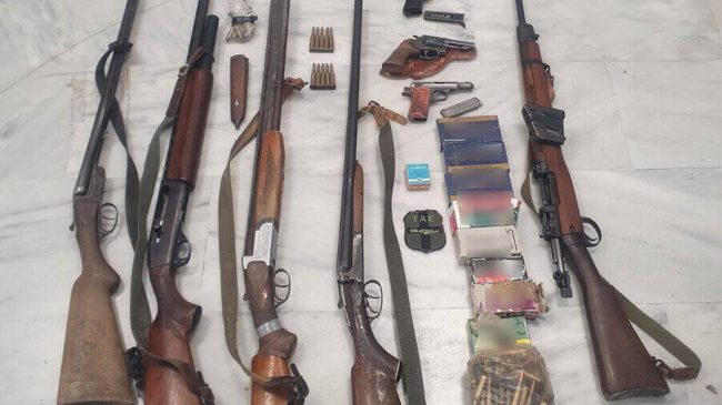 Χανιά: Όπλα κροτίδες και εκατοντάδες σφαίρες βρήκε η Αστυνομία – Τέσσερις συλλήψεις