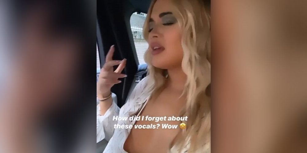 Η Rita Ora μπήκε σε ταξί χωρίς… σουτιέν (video)
