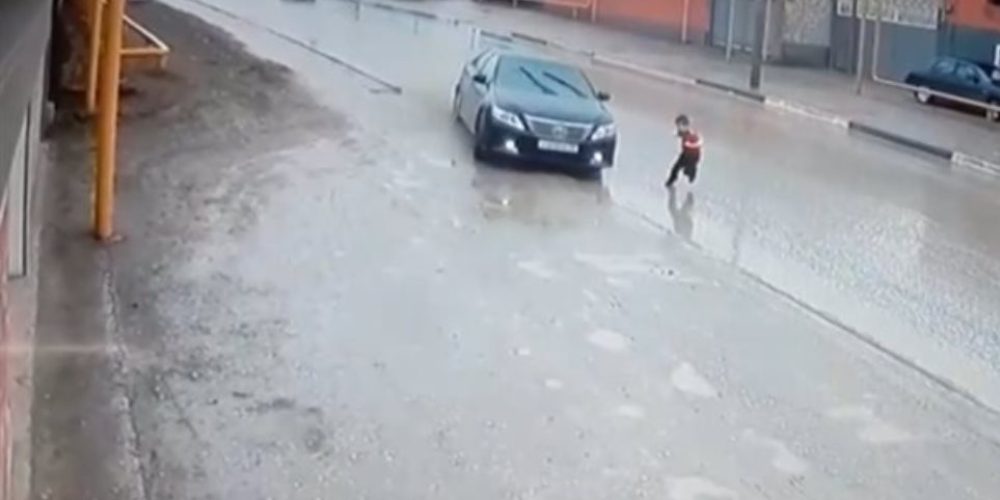 Βίντεο σοκ: ΙΧ αποφεύγει τελευταία στιγμή παιδάκι στη μέση του δρόμου