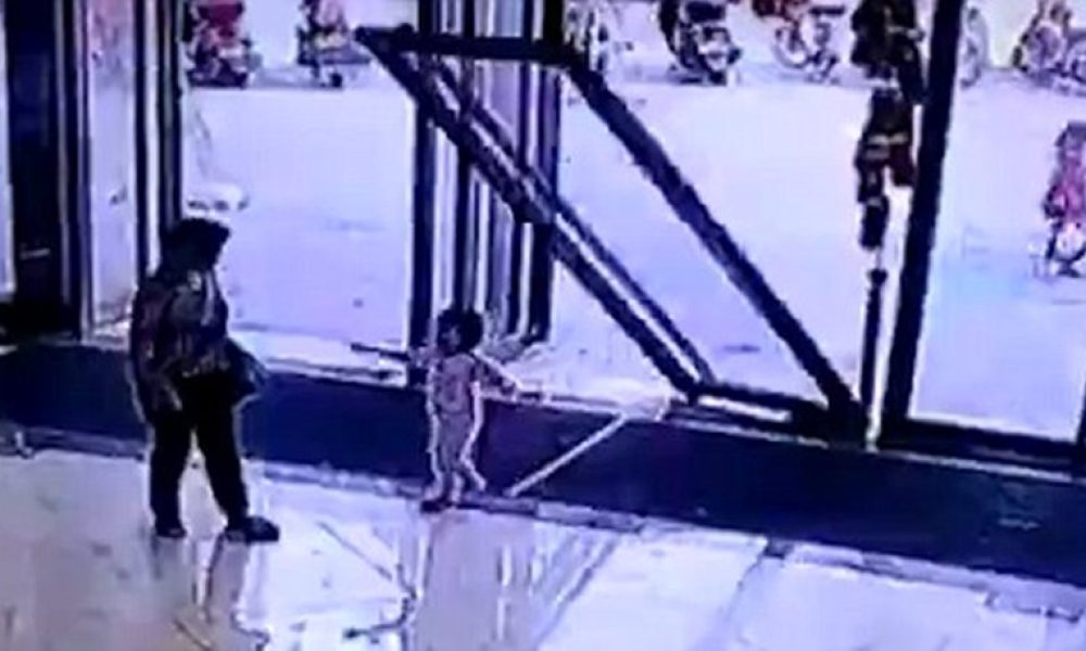 Βίντεο-σοκ: Γυάλινη πόρτα καταπλακώνει 3χρονο κορίτσι