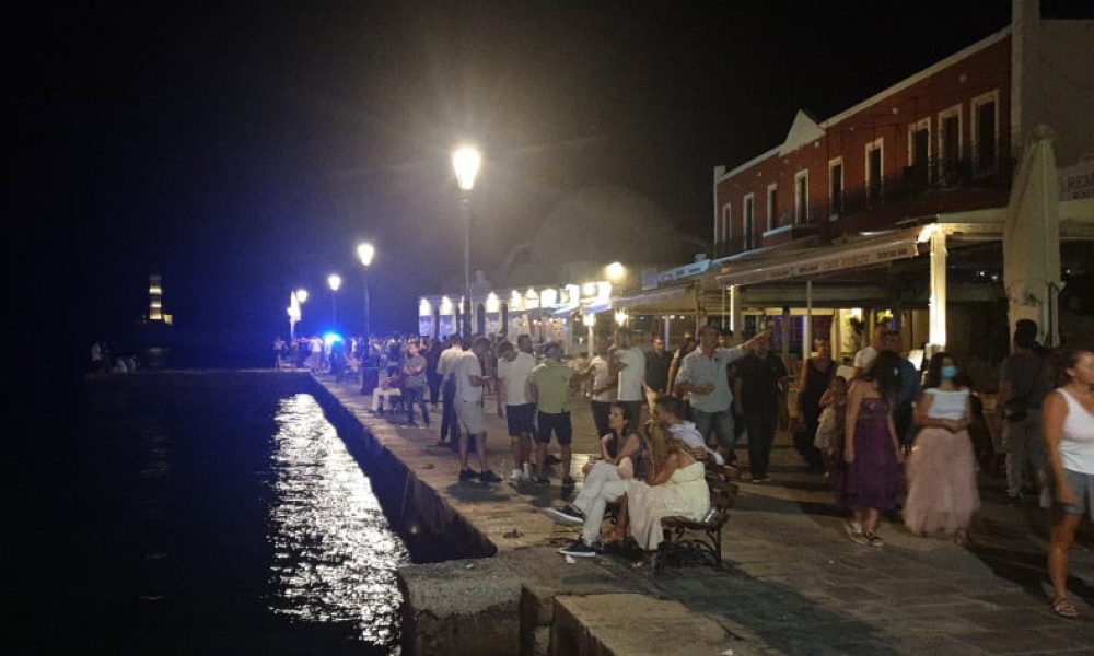 Χανιά: Το αδιαχώρητο στο Ενετικό Λιμάνι και στις παραλίες μετά τα μεσάνυχτα (φωτο - video)