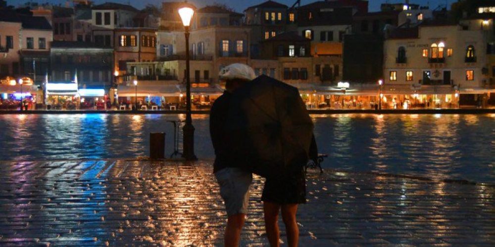 Πανέμορφες εικόνες στο υπο βροχή Παλιό Λιμάνι των Χανίων (φωτο)