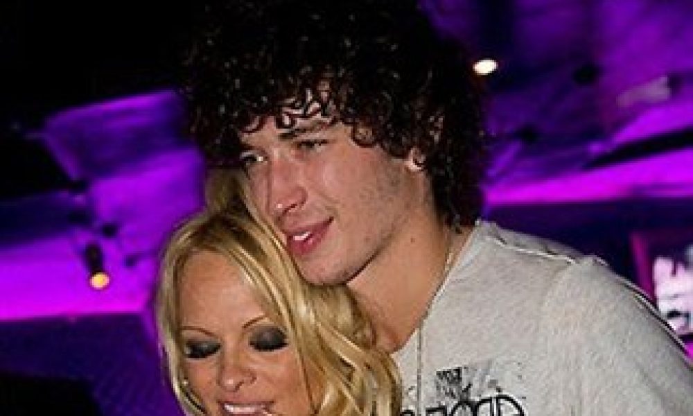 Ο σέξι χορός της Pamela Anderson με 23χρονο!