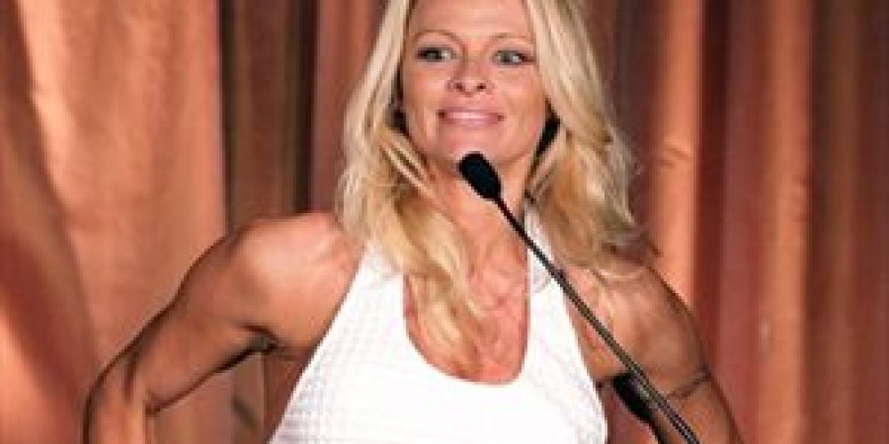 Η Pamela Anderson μένει σε λυόμενο!