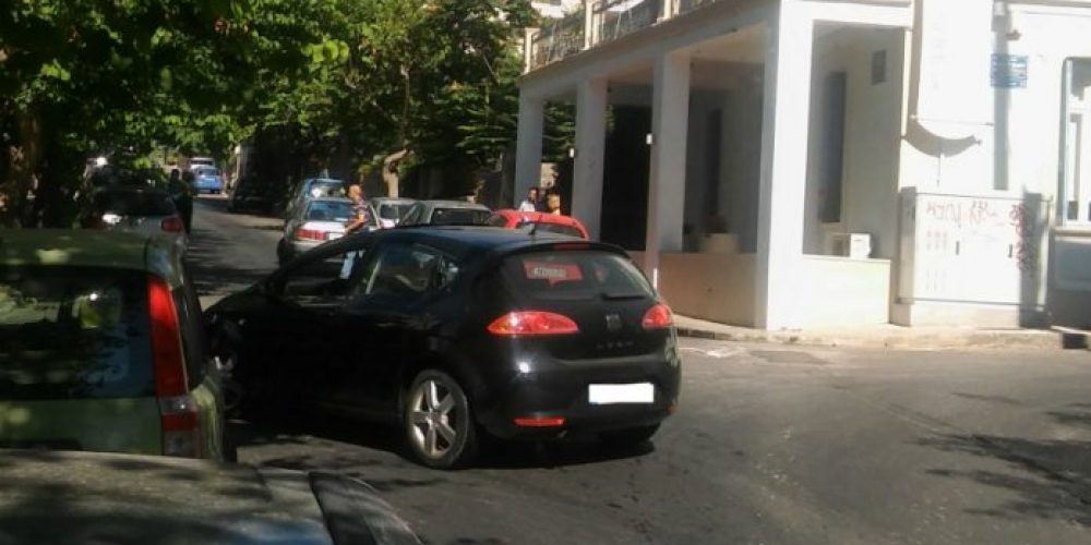 Χανιά: Πήρε παραμάζωμα δύο αυτοκίνητα στην Παπαναστασίου (Photos)