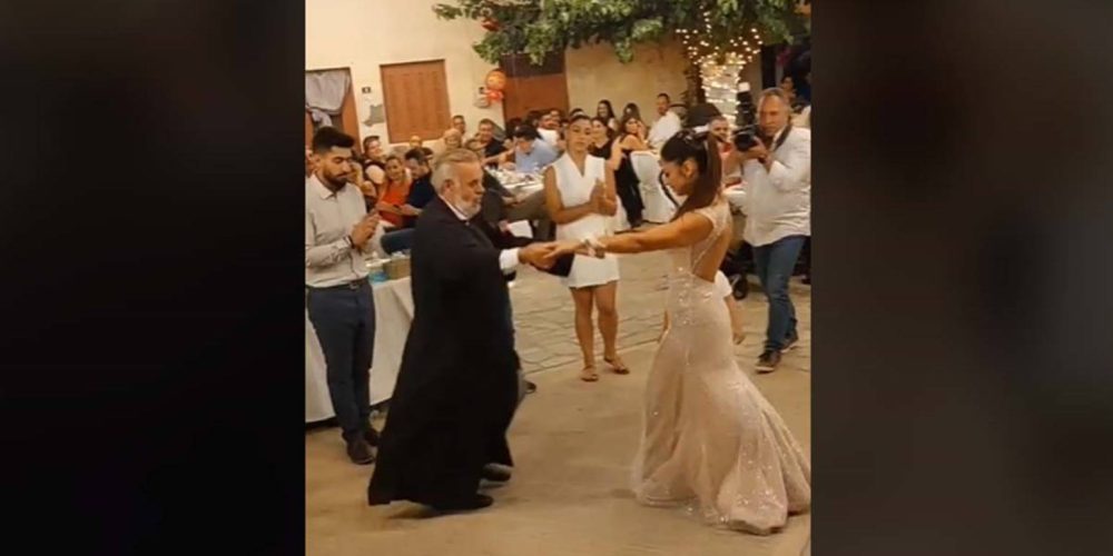 Viral ο παπάς των Αγιών Παρασκιών που χόρεψε σούστα με τη νύφη (video)