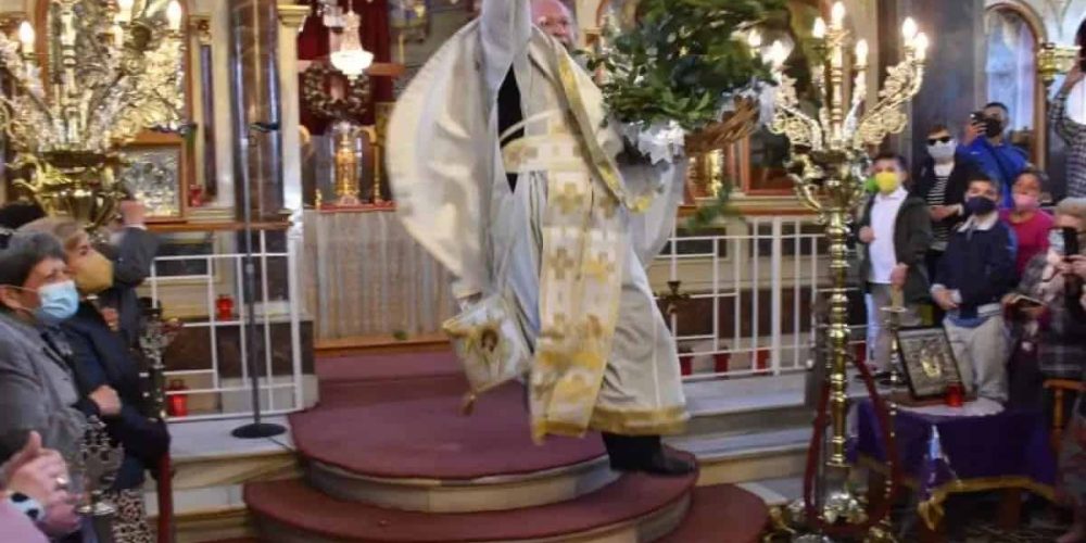 Έκανε την πρώτη Ανάσταση ο «ιπτάμενος» ιερέας στην Χίο (video)