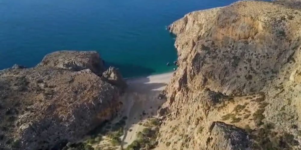 Κρήτη: Η όμορφη παραλία του Αγιοφάραγγου από ψηλά (βίντεο)