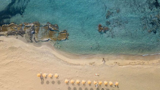 Κρήτη: Ποιες είναι οι απάτητες παραλίες που θα απαγορεύονται ξαπλώστρες και ομπρέλες (Χάρτες)