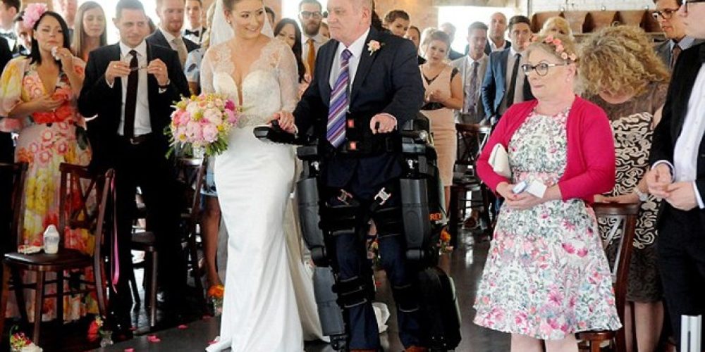 Βίντεο: Ανάπηρος πατέρας συνοδεύει όρθιος την κόρη του στον γάμο της