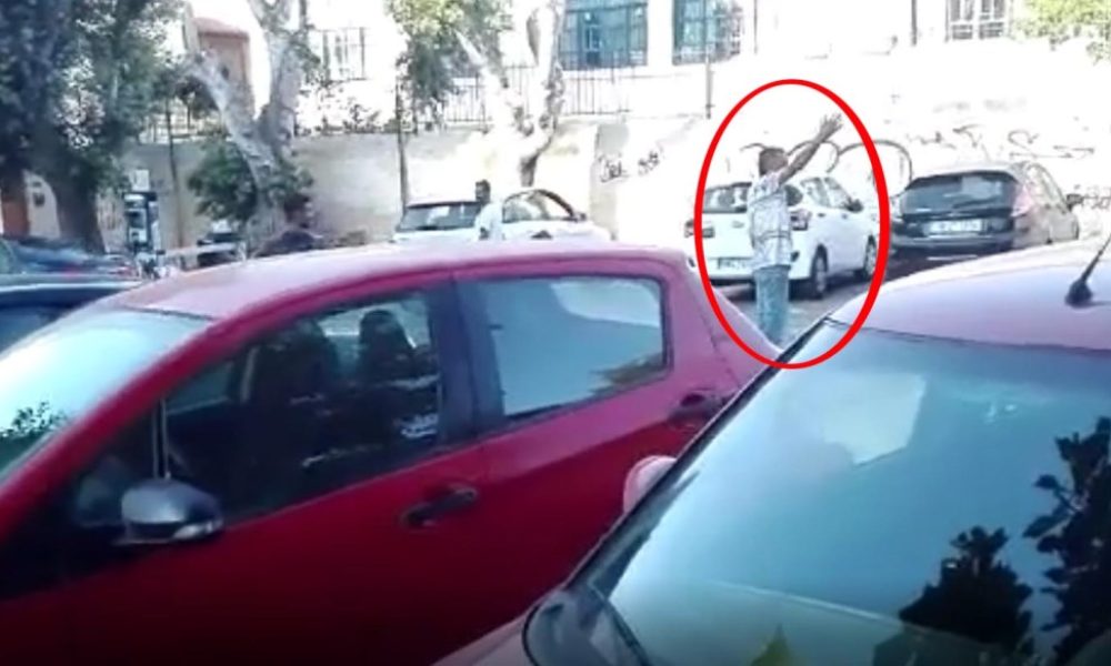 Ανεξέλεγκτοι οι παράνομοι «παρκαδόροι» στα Χανιά - Ζητούν χρήματα από τους οδηγούς για μία θέση στάθμευσης! (video)