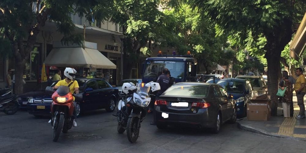 Χανιά: Χαμός στην Κυδωνίας! Πάρκαρε ανάποδα, έβρισε τους αστυνομικούς και κατέληξε στο τμήμα (Photos)