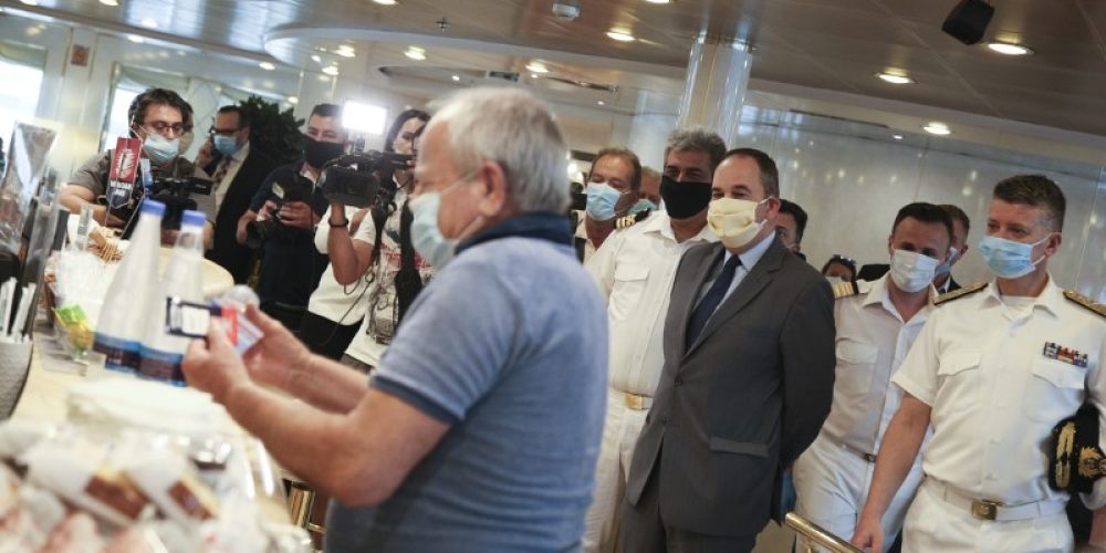 Με μάσκες, θερμομέτρηση, γάντια οι επιβάτες τα πλοία για Κρήτη (φωτο)