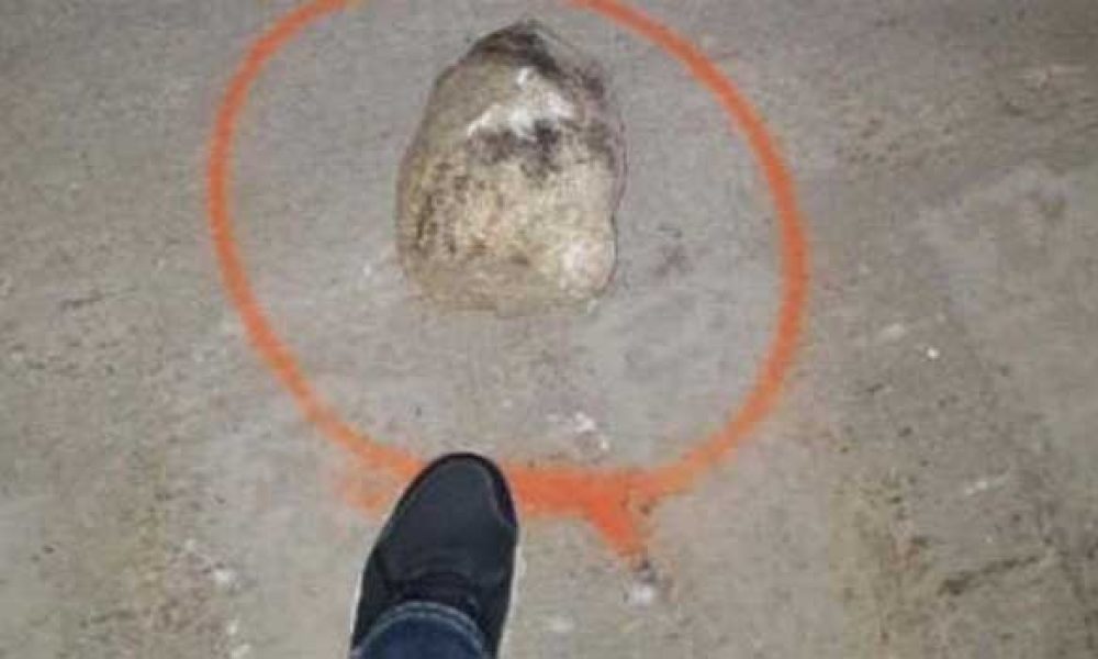 Έφηβοι πέταξαν πέτρα από αερογέφυρα και σκότωσαν 32χρονο πατέρα