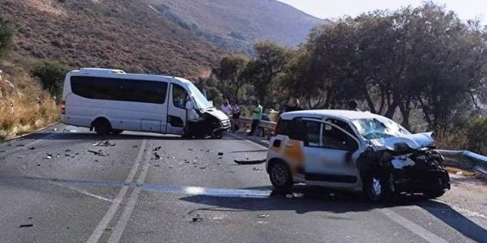 Σφοδρή πλαγιομετωπική σύγκρουση δύο οχημάτων στην εθνική – Τέσσερεις τραυματίες (φωτο)