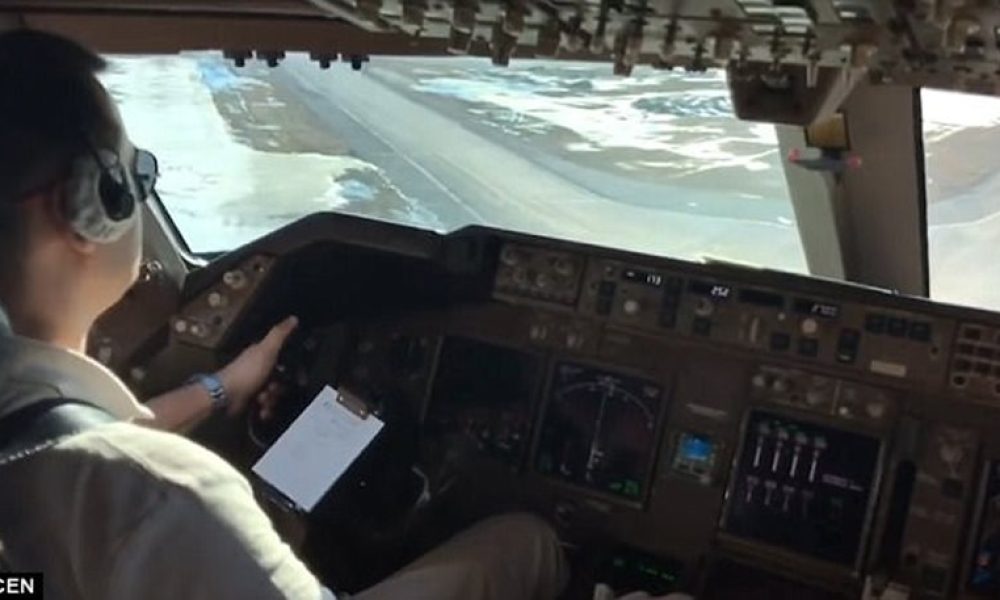 Κόβει την ανάσα: Δείτε μέσα από το κόκπιτ την προσγείωση αεροσκάφους εν μέσω ισχυρών ανέμων