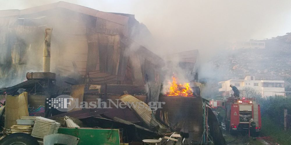 Παρανάλωμα του πυρός αποθήκη ξυλείας στα Χανιά (φωτο)