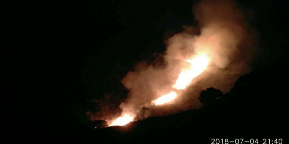 Ολονύχτια μάχη με τις φλόγες έδωσαν οι πυροσβέστες – Από νωρίς το πρωί άρχισαν πάλι οι ρίψεις νερού από το πυροσβεστικό ελικόπτερο