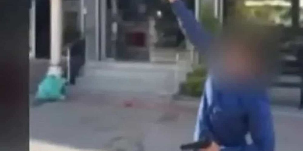 Εικόνες Φαρ Ουέστ: Νεαρός πυροβολεί στη μέση του δρόμου με δύο όπλα – Ανθρωποκυνηγητό για τη σύλληψή του (video)