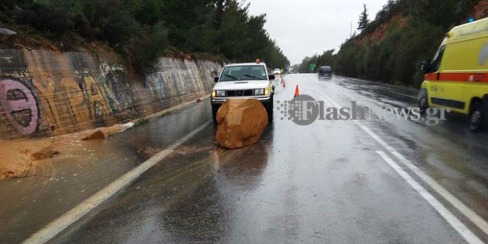 Μεγάλος βράχος έπεσε στην εθνική οδό Χανίων – Ρεθύμνης στο Πλατάνι (φωτο)