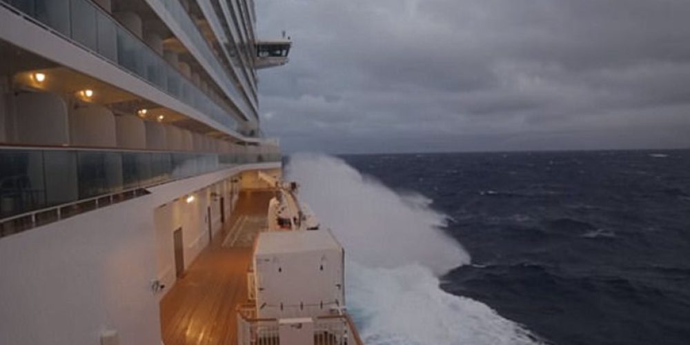 Η κρουαζιέρα του τρόμου: Πλοίο στο έλεος «κυκλώνα-βόμβα» για τρεις μέρες! (video)