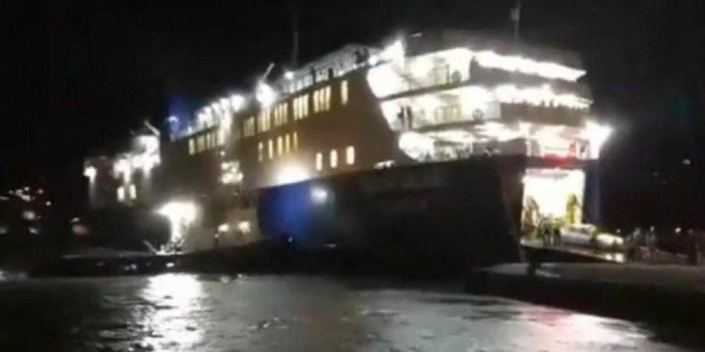 Πλοίο δεν μπορεί να δέσει στο λιμάνι λόγω των ισχυρών ανέμων (βίντεο)