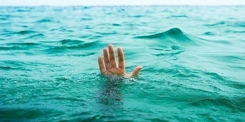 Ανείπωτη τραγωδία: Παππούς πνίγηκε στη θάλασσα προσπαθώντας να σώσει τον εγγονό του