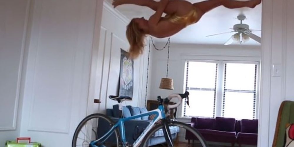 Βίντεο: Είναι 40αρες, είναι σέξι και συνδυάζουν τη γιόγκα με το ποδήλατο