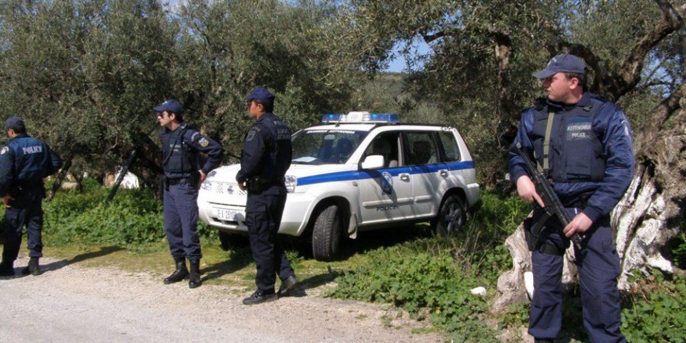 Εκτεταμένη επιχείρηση της αστυνομίας σε χωριό της Κρήτης – Βρέθηκαν ναρκωτικά και όπλα