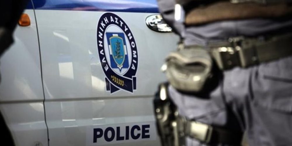 Στο αυτόφωρο νεαρή αστυνομικός – Βρέθηκε το όπλο της σε ΙΧ με πλαστές πινακίδες