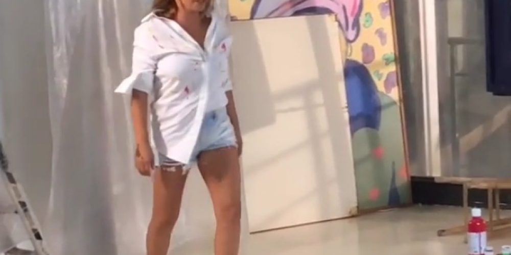 Δείτε το χιουμοριστικό backstage από το νέο videoclip της Έλενας Παπαρίζου (Video)