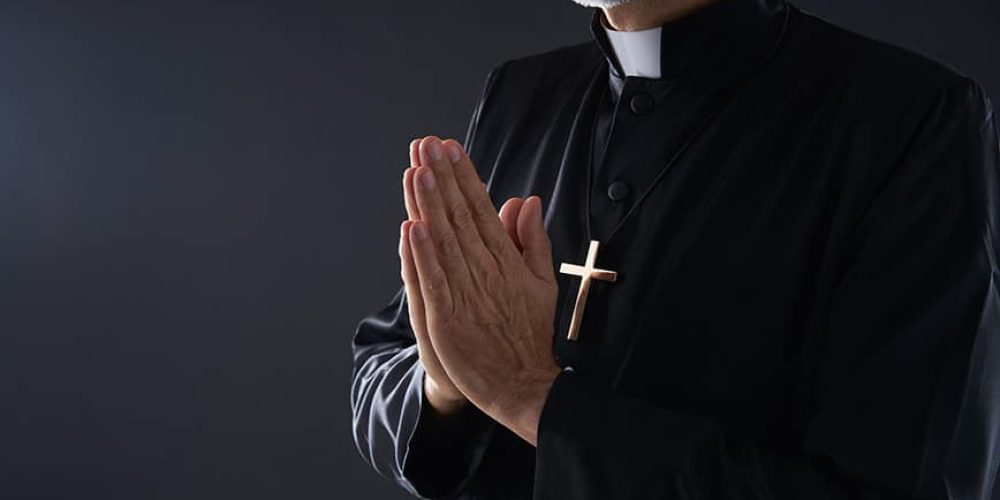 Ιερέας έπειθε μοναχές να κάνουν τρίο μαζί του – Καταγγελίες από πρώην καλόγρια για όργια