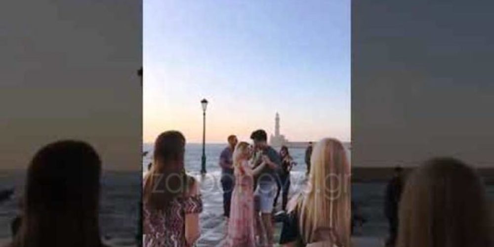 Ρομαντική πρόταση γάμου με φόντο τον φάρο στο Ενετικό λιμάνι των Χανίων (Video)