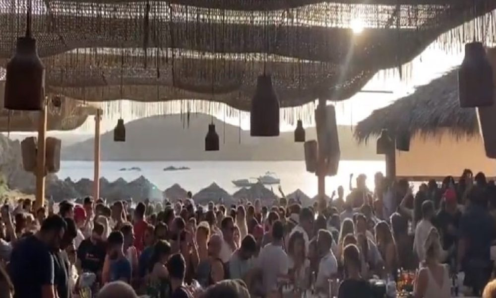 Χαμός στα beach bar στην Μύκονο - Γέμισε με θαλαμηγούς (video)